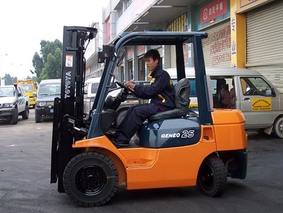 專業(yè)服務(wù) 2009年北京綠標吊車與貨車租賃，車型齊全，助力機械設(shè)備研發(fā)